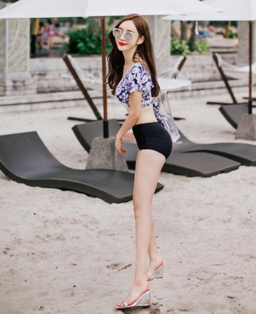 个性前卫的优雅泳衣美女，秀出傲人身材，焕发时尚气息！