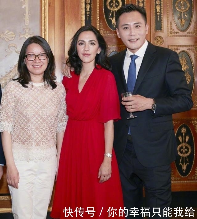 『安娜身穿』刘烨携妻亮相活动,穿西装演绎硬汉帅气,贴心举动暴露甜蜜感情