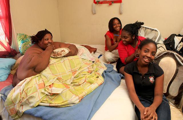 女子重300公斤，胖到没衣服穿，10年未出过门