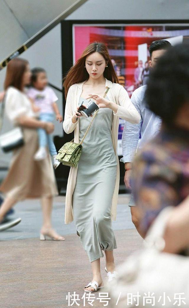 街拍:简约清爽舒适的小姐姐,素净简约时髦魅力独特!