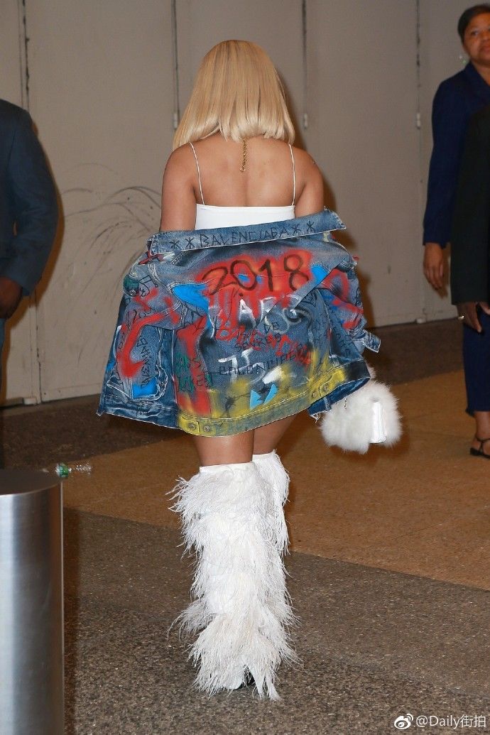 麻辣鸡新造型秀傲人身材，加“鸡毛掸子”腿 仍不及汉字纹身抢眼