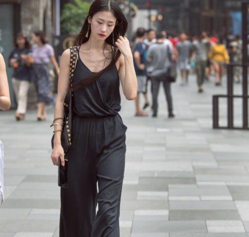 时尚又柔美的打底裤小姐姐展露独特魅力，勾勒出迷人有致的曲线！