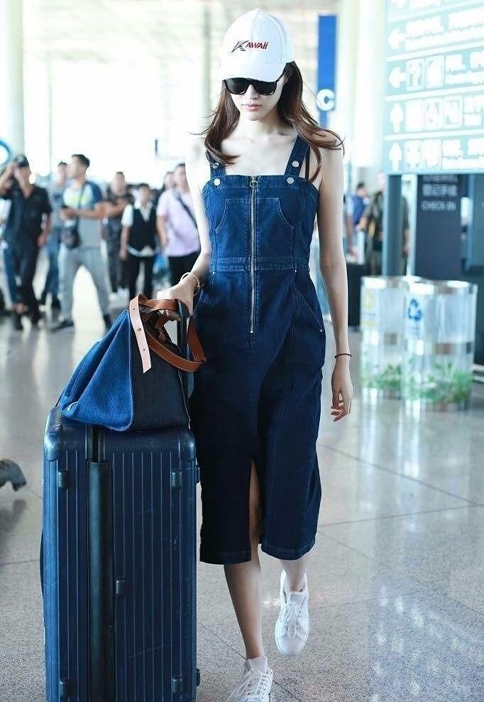 何穗只不过是给牛仔裙加了个小吊带，超模的气场立马就来了!