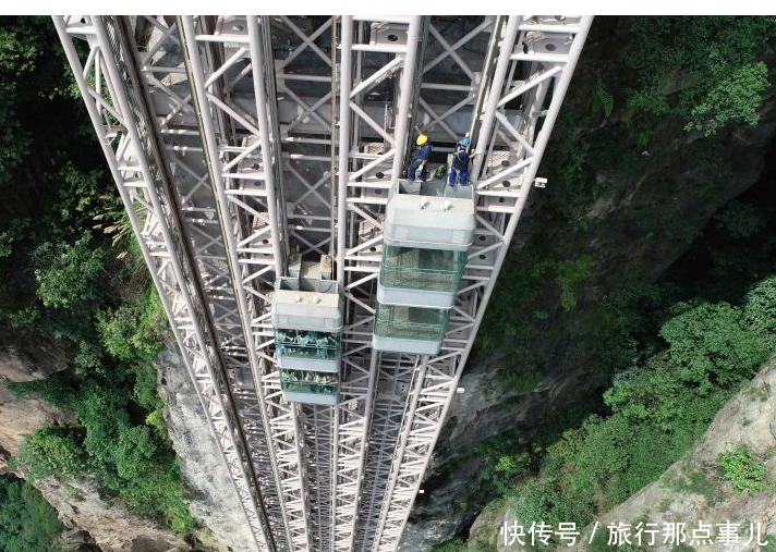 世界最危险的观光电梯,悬挂上在悬崖边上,雄伟的建筑位于中国