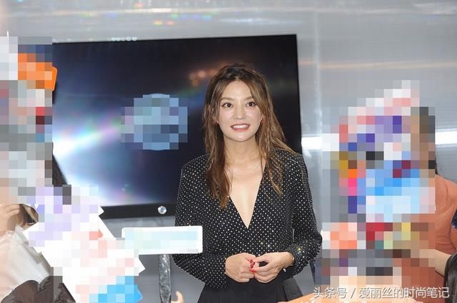 赵薇将衬衫衣领拉到肚脐眼，不料秀出一片排骨，网友：不如不露