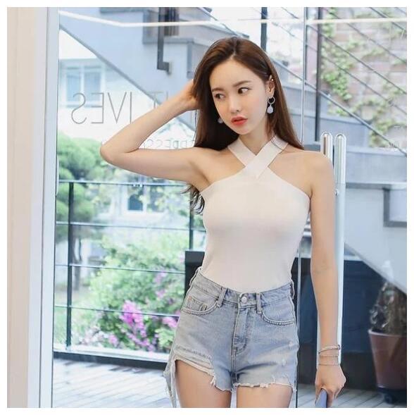 紧身牛仔短裤小姐姐，秀出完美曲线，无论走到哪都是焦点！