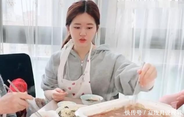 奶奶：赵露思和奶奶直播吃饭，谁看清她吃的啥？才懂啥是“吃不胖”体质
