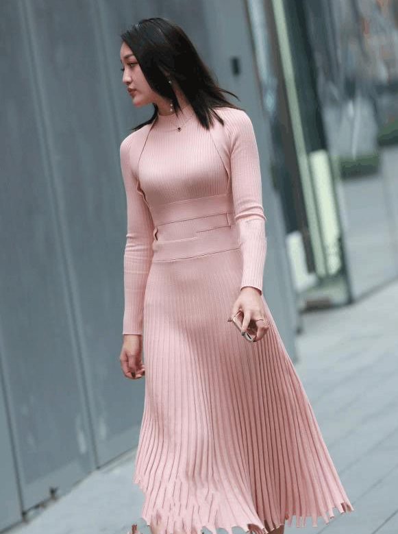 街拍气质小姐姐遇上别出心栽的设计, 长紧身裙凸显身材！