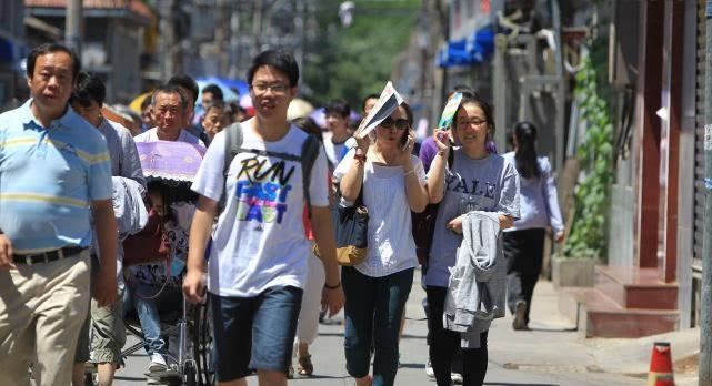 为啥农村“学霸”，一到城里上学成绩就不行了？班主任说真实原因