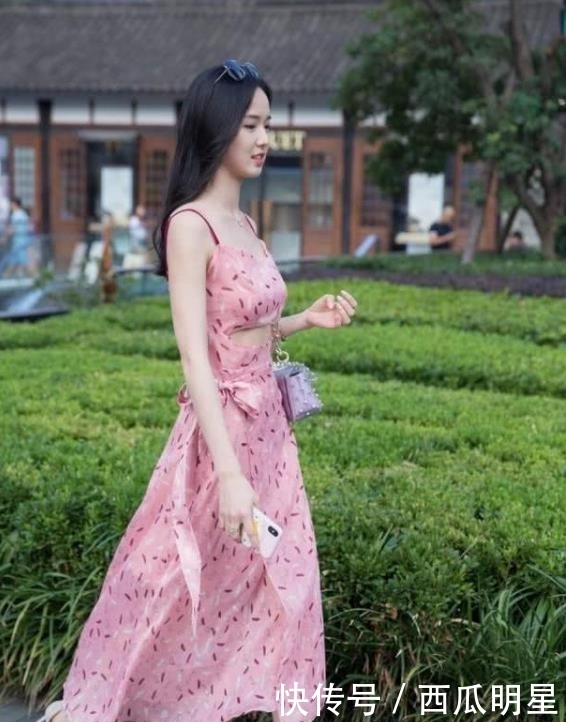 粉色：街拍：秀丽端庄的美女，一条粉色的吊带连衣裙，清新靓丽气质迷人