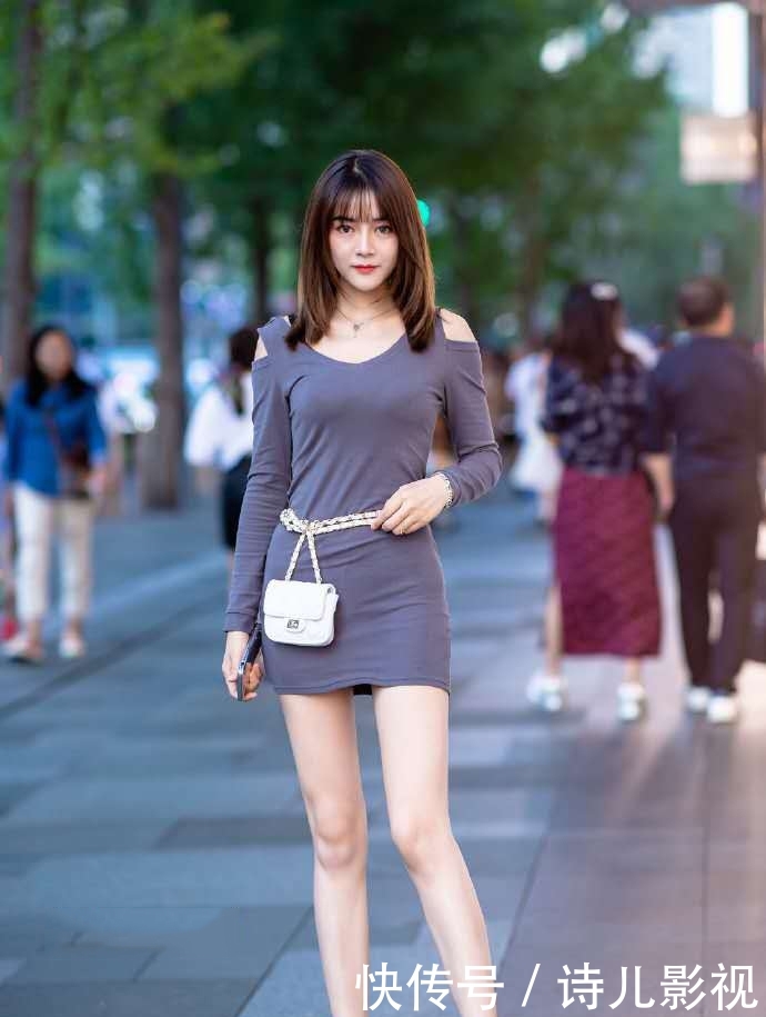 「 轻松」身穿白色西装+V领背心,让你轻松扮靓,街拍:时髦又出众的小姐姐