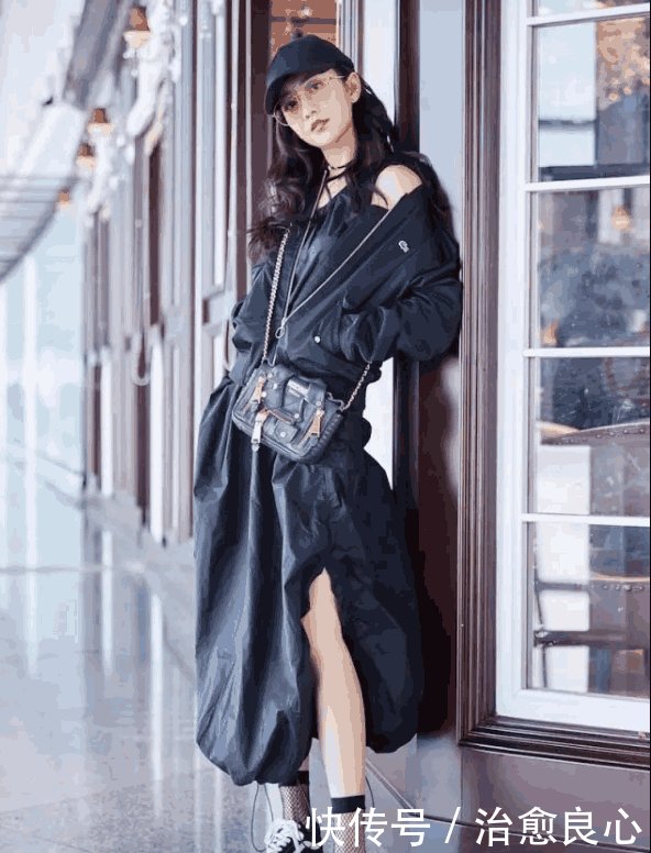 王鸥一身牛仔连体裤美出新高度! 网友 我就好奇她上厕所怎么办