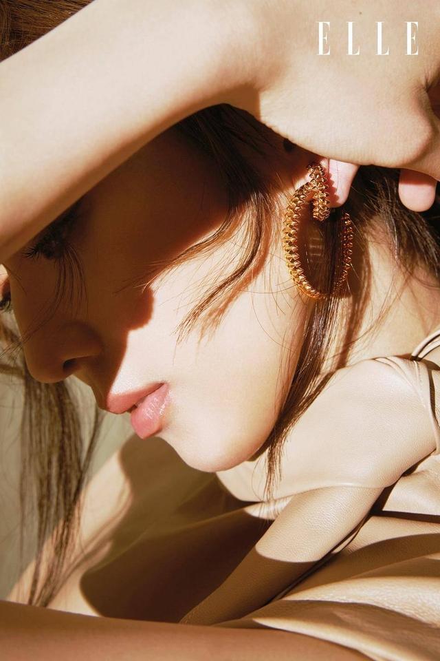 「气质」张钧甯港版刊物封面大片,淡淡妆感搭配卷发,明媚清新的优雅气质