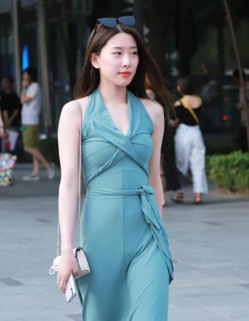 『气质』街拍:肤如凝脂的小姐姐,一条浅蓝色的连衣裙,时尚女神气质