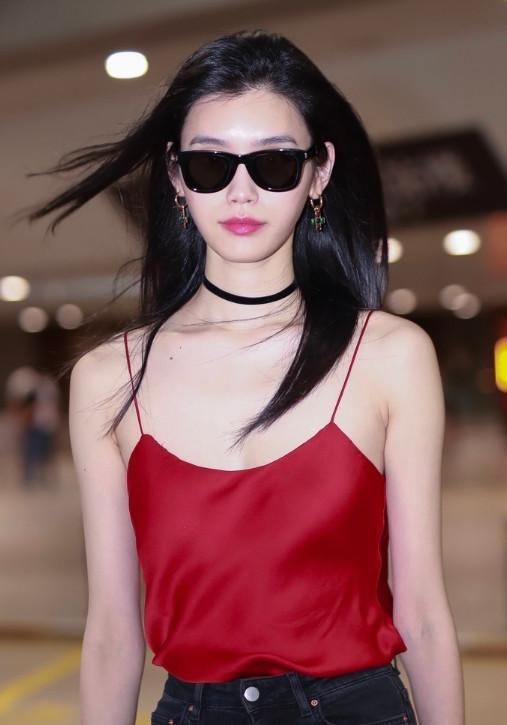 奚梦瑶上半身只穿一件大红吊带衫，网友:乍一看以为是系了小肚兜