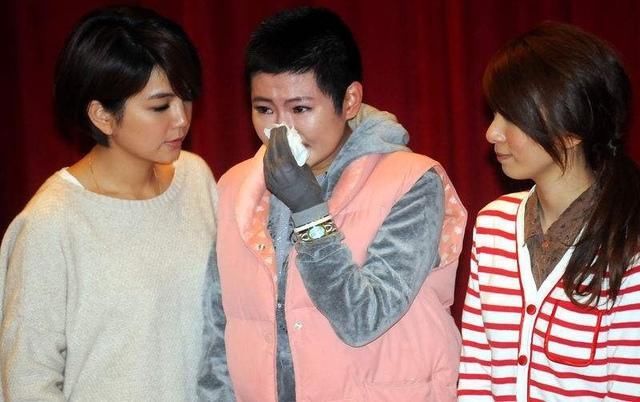 网传ella出走华研，SHE要解散!Hebe现身力破谣言还称要掐死她