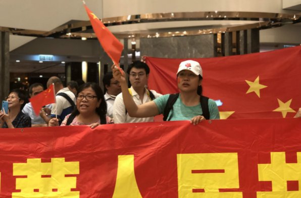  【暴力】数百香港市民＂快闪＂唱国歌 高呼＂撑警察、反暴力＂