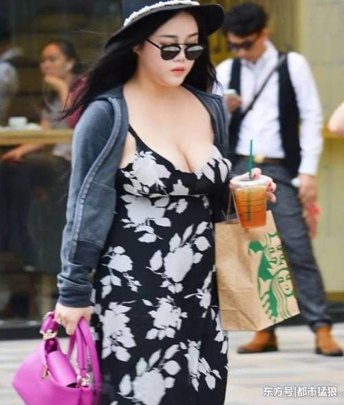 街拍: 丰硕碎花裙辣妈, 身姿浑圆领口深, 有种富态的感觉!