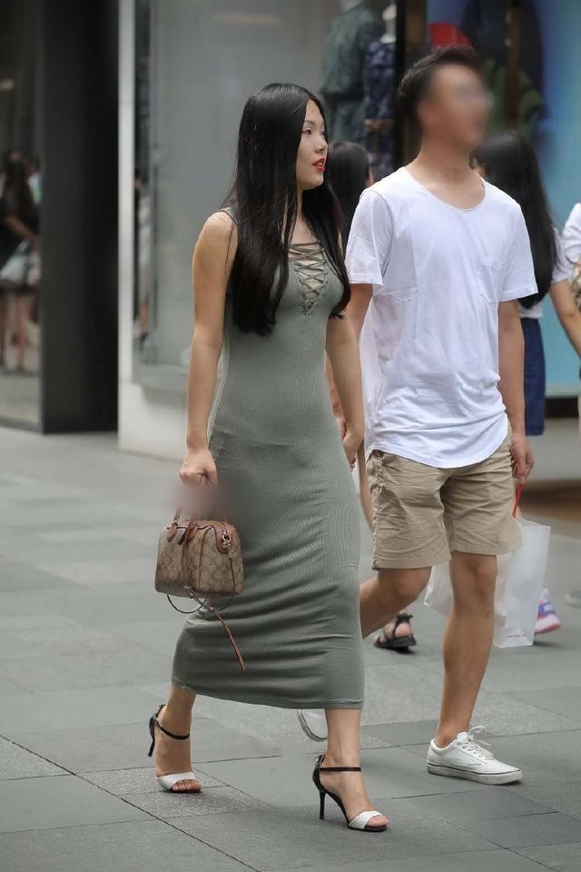 路人街拍：紧身裙背心式、中长式、露背式，哪一款更有女人味？