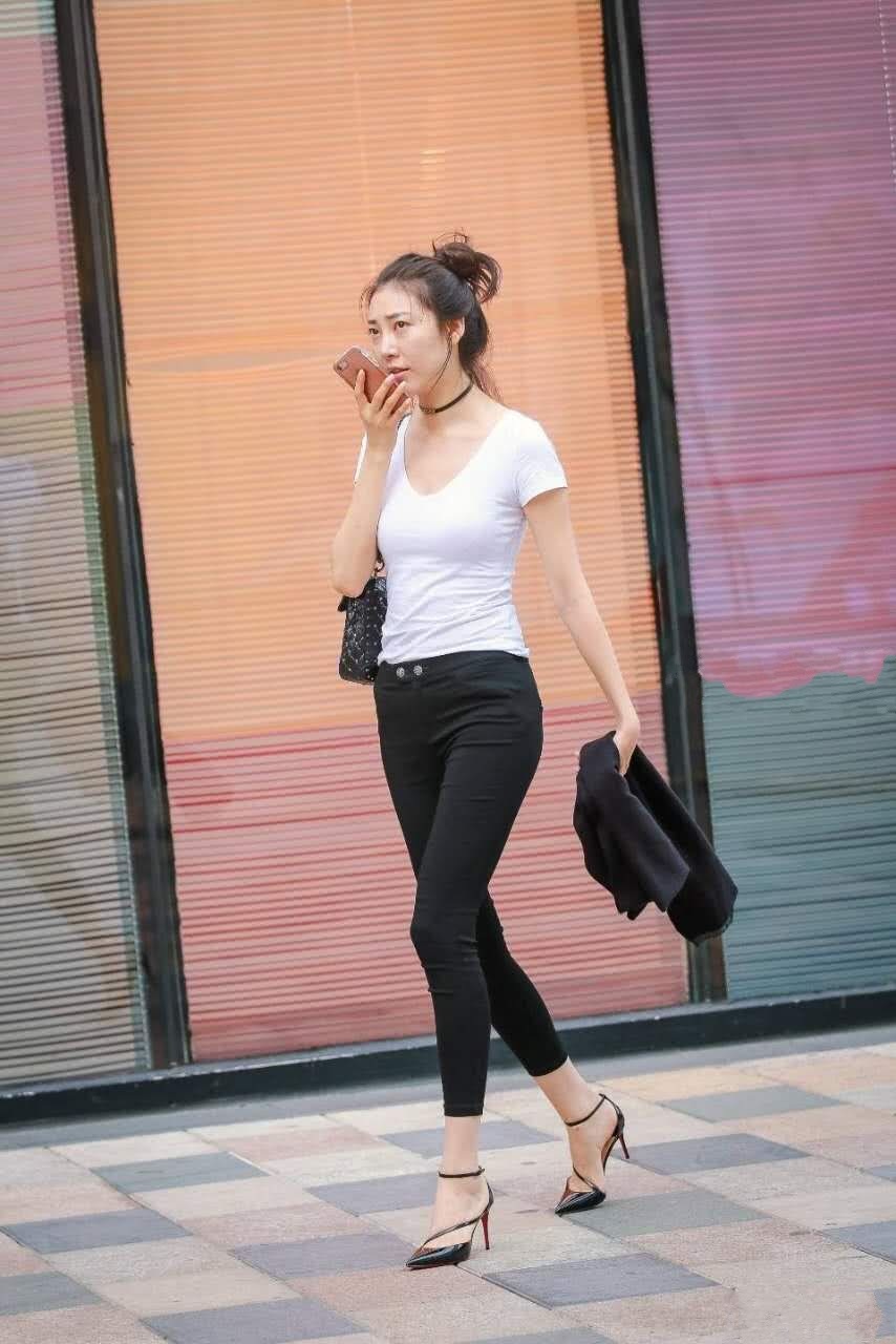 气质小姐姐黑色紧身裤，走路的姿态很有风味，赚足眼球