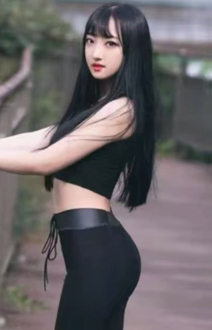 黑色紧身裤的小姐姐,随意的摆拍,都能够看到完美的S曲线