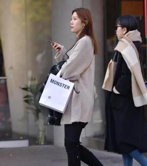  『短袖』养眼女神街拍：一笑千金的小姐姐，一件白色短袖配牛仔裤，青春靓丽迷人