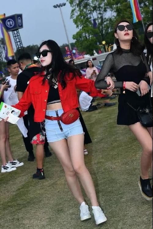 穿热裤戴墨镜的气质小姐姐，就像《黑客帝国》中的女神杀手