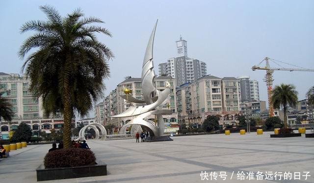 四川这个单字县人口众多, 有多个火车站, 特产黄花菜
