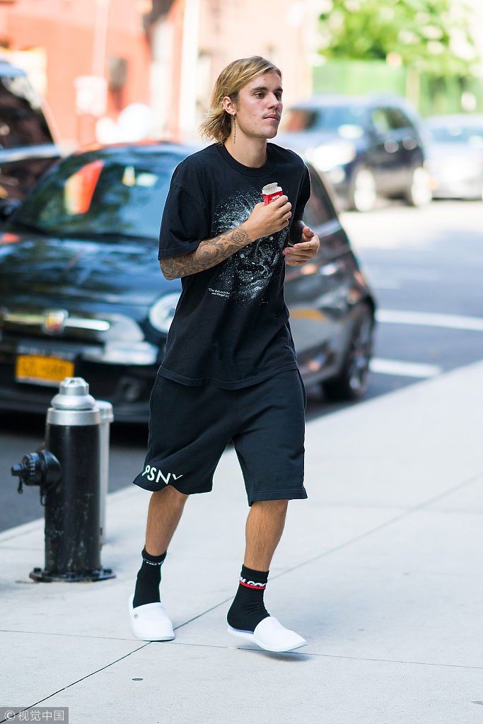 急见未婚妻？比伯运动袜配拖鞋略显邋遢一路小跑   满脸爆痘面颊