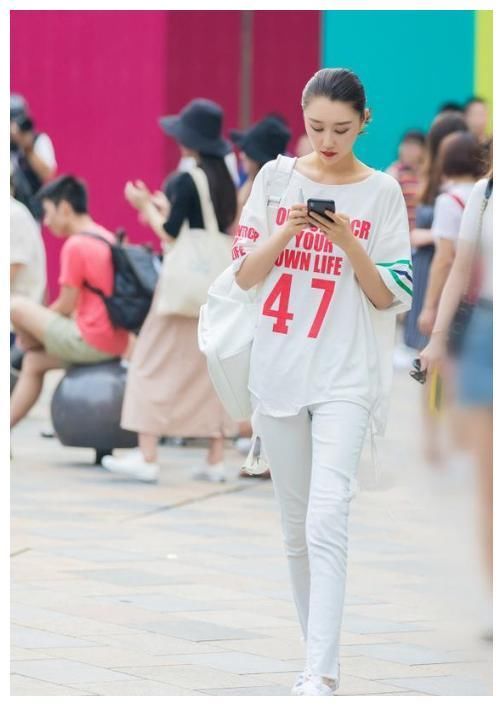 街拍：图1弯腰提鞋，图3韵味十足，图8时尚优雅