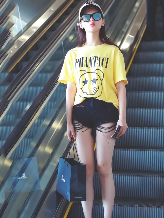 本以为张予曦已经够大胆，热裤都挑破的穿，结果杨超越更会玩！