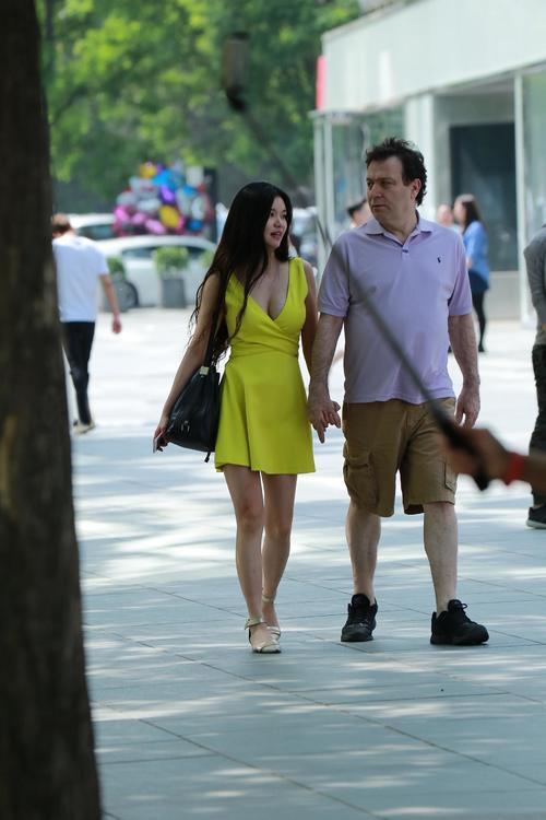街拍：老外身边的中国姑娘，身材抢镜！