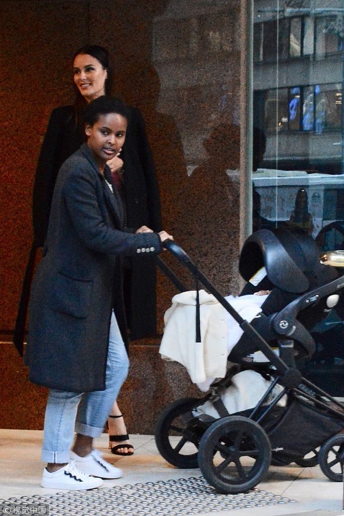 妮可-特伦菲奥撩发露甜笑美到爆  穿粉色高叉裙露白皙美腿女人味