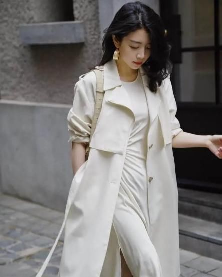  『卡其色』“卫衣+牛仔裤”早就不受宠了，瞧女神三木“惊艳穿搭”，美极了