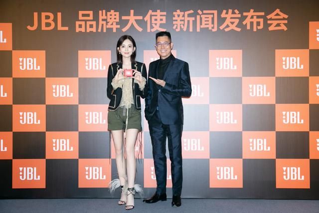 古力娜扎秀美腿，姿势魅惑让人想入非非，头发后梳，脖子却惨了