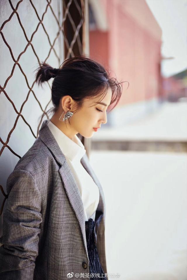 黄圣依身穿紧身连衣裙现身，惊现微凸小腹，网友：这是吃胖了？