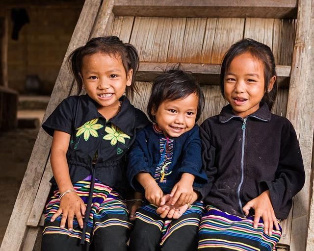 全球唯一没有铁路的国家，盛产美女但人均寿命不高，还是我国邻国