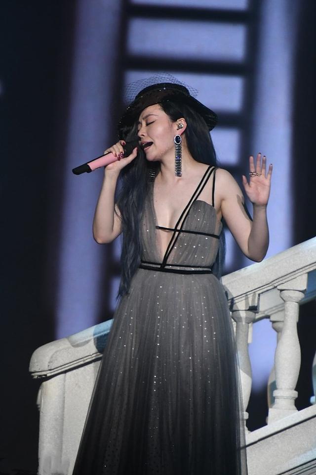 张靓颖穿衣真是越来越大胆了，事业线大长腿能露的一点都不含糊！