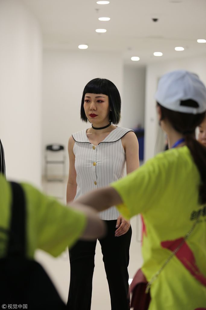 吴莫愁顶“埃及艳后”发型出场摆高冷扑克脸  获工作人员搭手护主