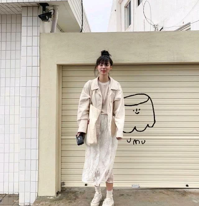  「初恋衫」服装搭配：外套里面别穿打底衫了！这4件内搭美炸！