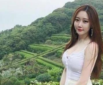  「性感」打扮时尚的小姐姐，显露出了性感的身材，还很有气质！