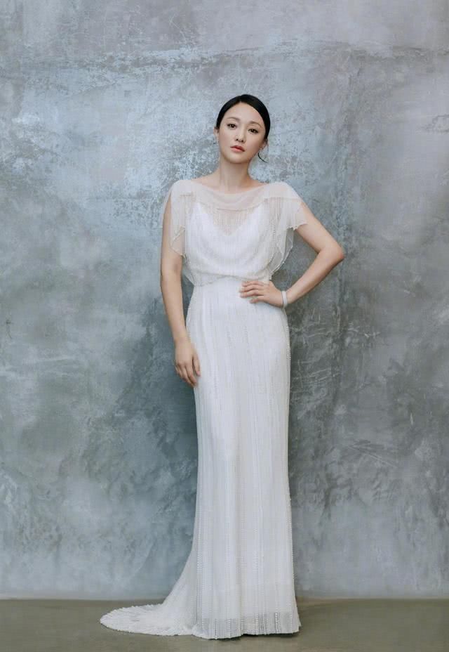  【组图片中】周迅太会穿了！一袭白纱钉珠吊带曳地裙很仙气，尽展温柔气质