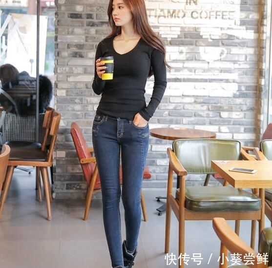 自信：年轻自信的牛仔裤美女，塑造完美腿部曲线！