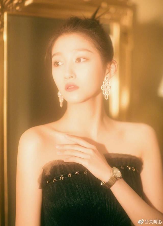 关晓彤一袭黑色露肩短裙，大长腿吸睛简直太美了