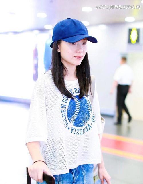 当迪丽热巴和董洁同穿牛仔裙，一个像芭比娃娃，一个极具淑女风范