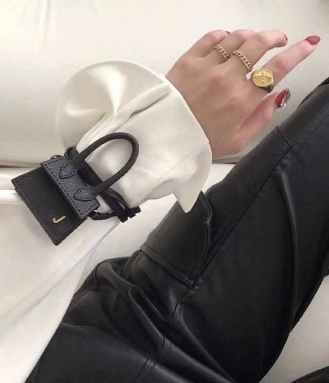  『minibags』还在背大水桶包？今年流行minibags，小到只能放一颗糖的那种！