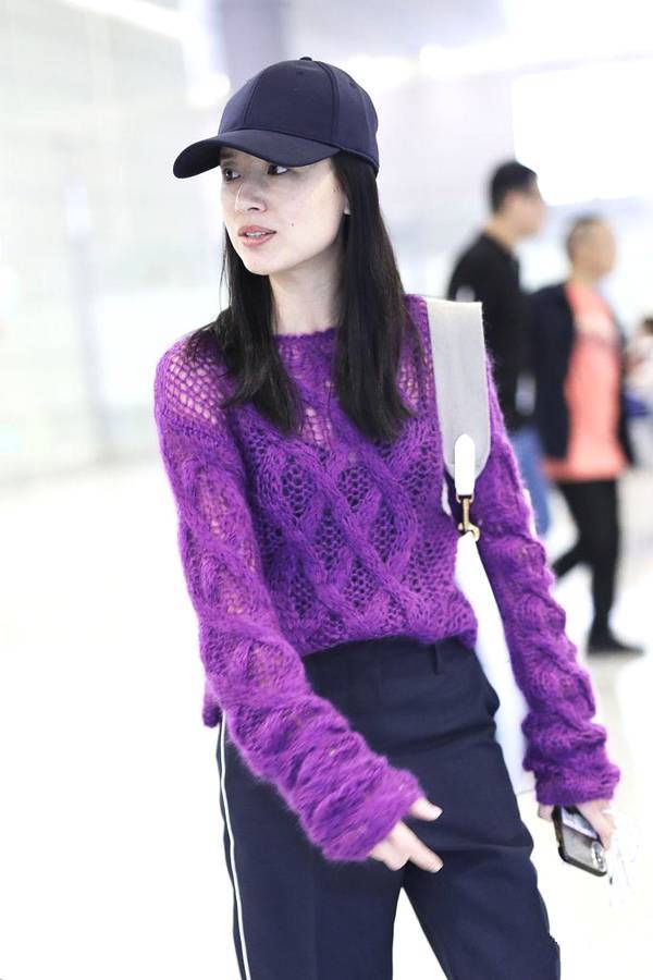 初秋学董洁穿紫色毛衣，气质尽显，网友：但千万别穿她的裤子