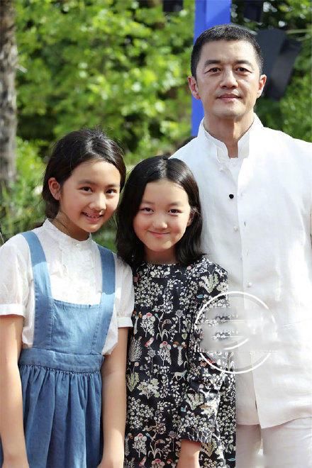 12岁李嫣再次登上巴黎时装周走秀，网友：身材气场遗传妈妈王菲