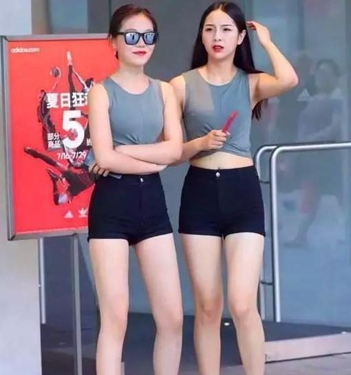  『美女』街拍美女：身姿丰盈的小姐姐，牛仔短裤婉约别致，更显时尚魅力！