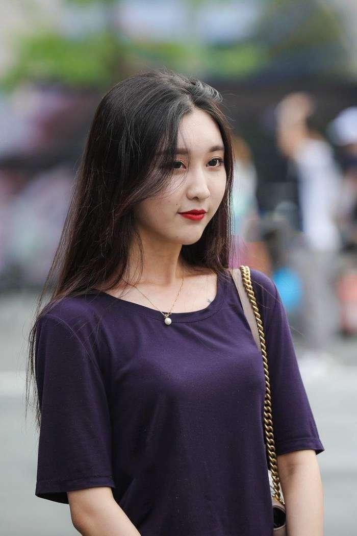 街拍：清纯可爱的小美女，紫色T恤配印花半裙，身姿纤细！